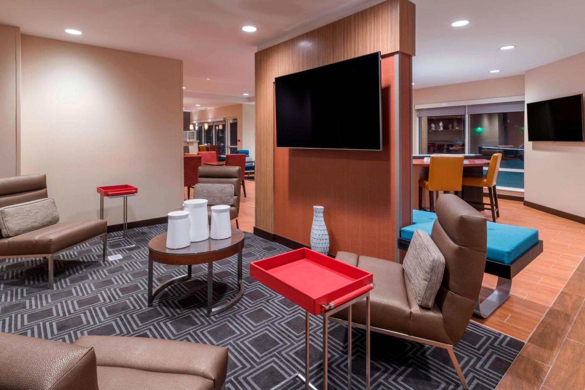 Towneplace Suites By Marriott Hays Exterior foto