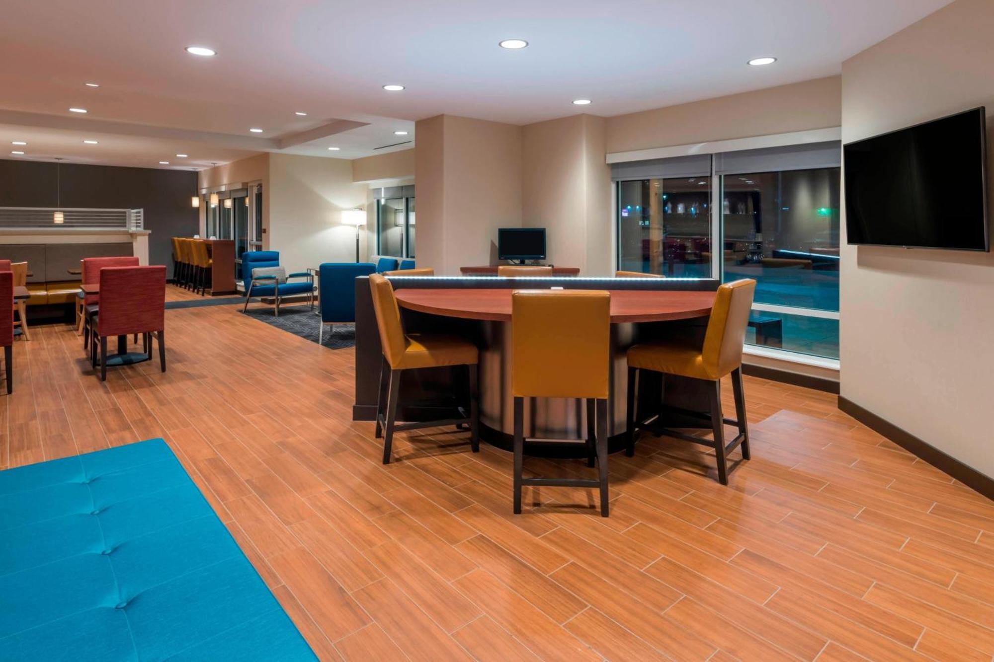Towneplace Suites By Marriott Hays Exterior foto
